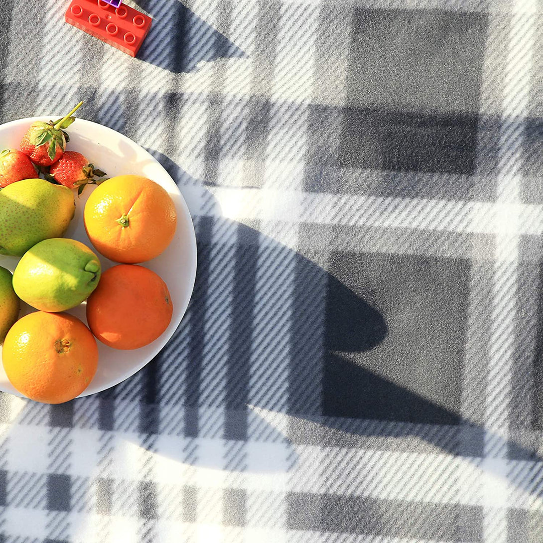 zložljiva piknik odeja 195 x 150 cm, siva in bela | SONGMICS-Vasdom.si